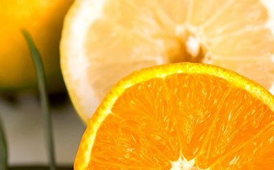 La imagen corresponde a una naranja cortada por la mitad para indicar vitaminas.