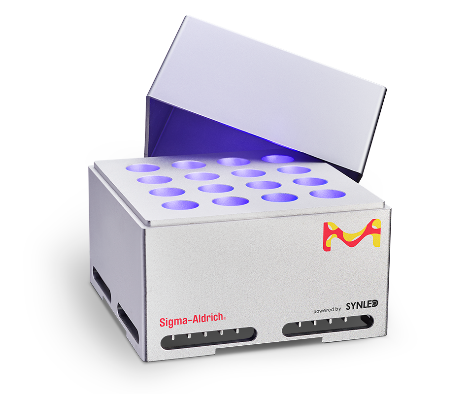 SynLED Paralell Photoreactor 2.0 Fotorreactor SynLED 2.0 encendido y con la tapa levantada mostrando la fuente de luz azul que se emite desde el reactor.