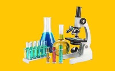 Universal Reagents for histology staining and light microscopy Equipo de laboratorio sobre un fondo amarillo. A la derecha hay un microscopio. A la izquierda del microscopio hay varios productos de vidrio, entre ellos, tubos de ensayo en un soporte lleno de líquido verde junto con dos matraces, uno que contiene un líquido amarillo y el otro que contiene un líquido azul.