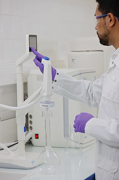 Space-saving Milli-Q® IQ 7000 system with Q-POD® dispenser La pantalla táctil del dispensador Q-POD® facilita el uso y la supervisión de la calidad del agua