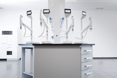 Conecte hasta 4 dispensadores POD a un sistema de purificación de agua Milli-Q® IQ