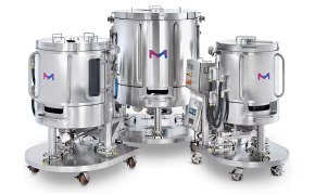 Tres mezcladores de un solo uso Mobius® Power MIX de acero inoxidable y diferentes tamaños; el mediano a la izquierda, el grande en el centro y el pequeño a la derecha.