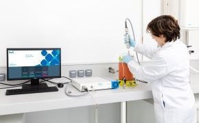 Raman In-Line Monitoring Setup Installation of an in-line Raman probe into a 3 L bioreactor. This probe is connected through a cable to the ProCellics™ Raman Analyzer, itself connected to a computer on which runs the Bio4C® PAT Raman Software which analyzes the data collected by the probe.