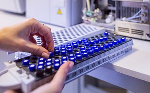 Científico sosteniendo un cromatograma de HPLC
