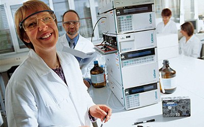 Dr. Karin Cabrera, Dieter Lubda and their team with “their” Chromolith<sup>®</sup> separation columns. Source: 100 years of chromatography at Merck