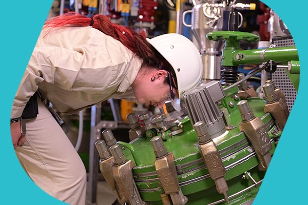 El operario comprueba el reactor para la producci&oacute;n de API a gran escala.