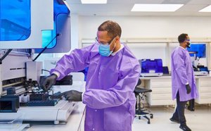 Rockville, Estados Unidos Científicos que realizan pruebas de bioseguridad y fabricación en un entorno de laboratorio.