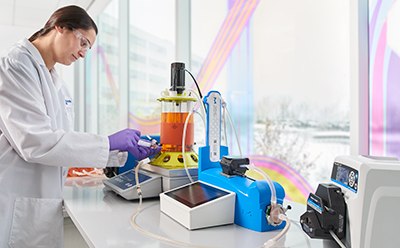 Gene therapy process development Científico que trabaja en terapia génica en el laboratorio
