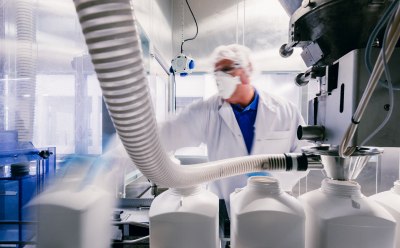 Large scale materials and custom specifications for manufacturing Ingeniero de procesos comprobando el sistema de llenado en el área de producción