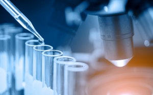Imagen que muestra un microscopio con material de vidrio del laboratorio, concepto de investigación y desarrollo en un laboratorio científico