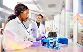Cient&iacute;fico en el laboratorio realizando pruebas de cualificaci&oacute;n