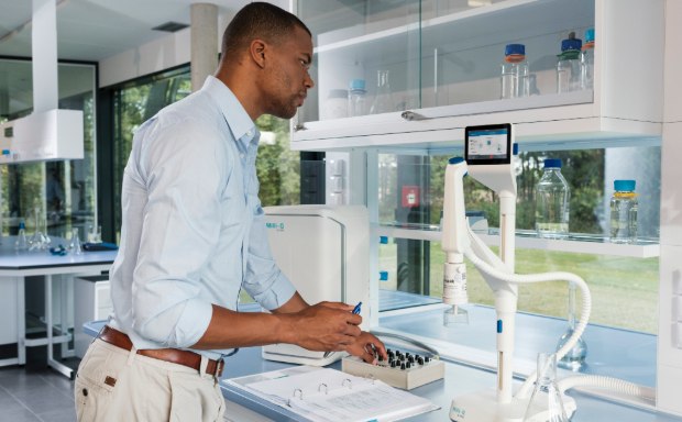 Milli-Q® System Qualification & Validation Procedures A Milli-Q certified field service engineer performs a qualification procedure on a water system.