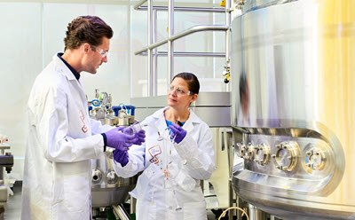 Training and Specialized Services Nuestros ingenieros experimentados se asociarán con usted para garantizar que su equipo esté operativo lo antes posible.