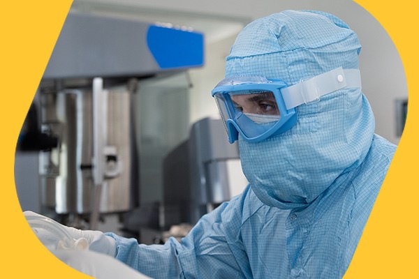 mRNA Drug Substance Manufacturing Services Operario empujando la bolsa de sustancia farmacéutica ARNm en las bandejas de congelación