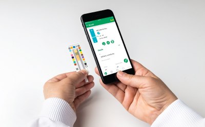 Un usuario observa el resultado analítico del parámetro químico en la aplicación MQuant® StripScan instalada en un teléfono inteligente Un usuario observa el resultado analítico del parámetro químico en la aplicación MQuant® StripScan instalada en un teléfono inteligente