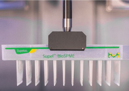 Grippers from Hamilton® Starlet moving the Supel™ BioSPME device. Grippers from Hamilton® Starlet system moving over the Supel™ BioSPME 96-pin device.