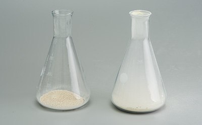 Dust formation of granulated and powdered culture medium after filling in an Erlenmeyer flask Granulated and powdered microbial culture media in Erlenmeyer flasks
