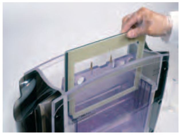 Inserting Gels into Ettan™ DALT Electrophoresis Units Inserting the cassettes into the cassette carrier