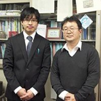 写真右：内田和幸 准教授 / 写真左：岸本拓也 氏