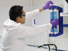 Système de purification d’eau ultra pure Milli-Q®&nbsp;EQ&nbsp;7000 Produces ultrapure (Type 1) water from pure water with a distribution flow rate up to 2 L/min.
